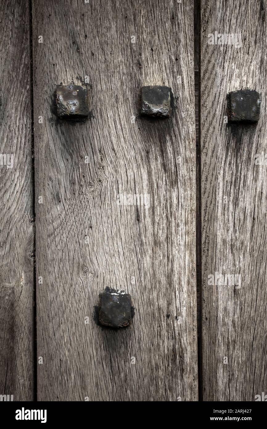 Alte Holz-Kirchentür aus Eiche mit Eisenwaren Stockfoto
