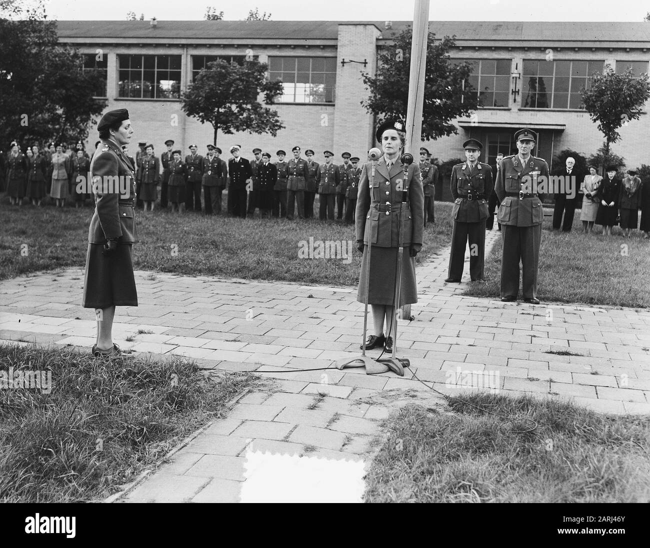 Im Julianakamp in Kijkduin wurde mej heute Nachmittag von Frau Smit-Dijserinck das Kommando über das Frauen-Hilfskorps übergeben. A. Halbesma (rechts) Datum: 25. September 1951 Ort: Den Haag, Kijkduin Schlüsselwörter: Kommandeure, Armee, Transfers, Frauen persönlicher Name: Halbesma, A., Smit-Dyserinck, C.E. Stockfoto