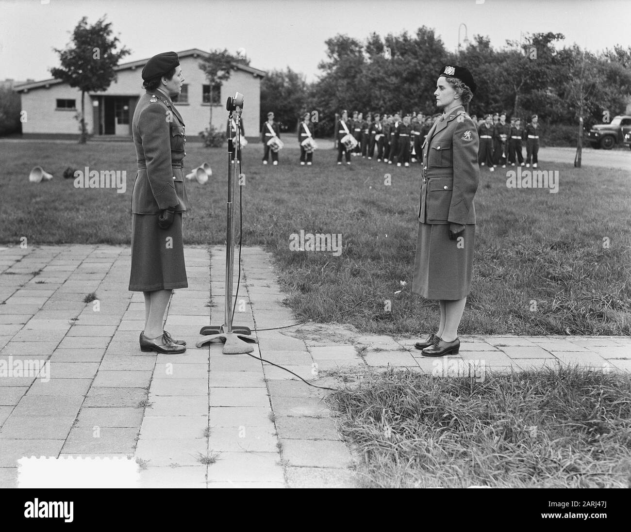 Im Julianakamp in Kijkduin wurde mej heute Nachmittag von Frau Smit-Dijserinck das Kommando über das Frauen-Hilfskorps übergeben. A. Halbesma (rechts) Datum: 25. September 1951 Ort: Den Haag, Kijkduin Schlüsselwörter: Kommandeure, Armee, Transfers, Frauen persönlicher Name: Halbesma, A., Smit-Dyserinck, C.E. Stockfoto