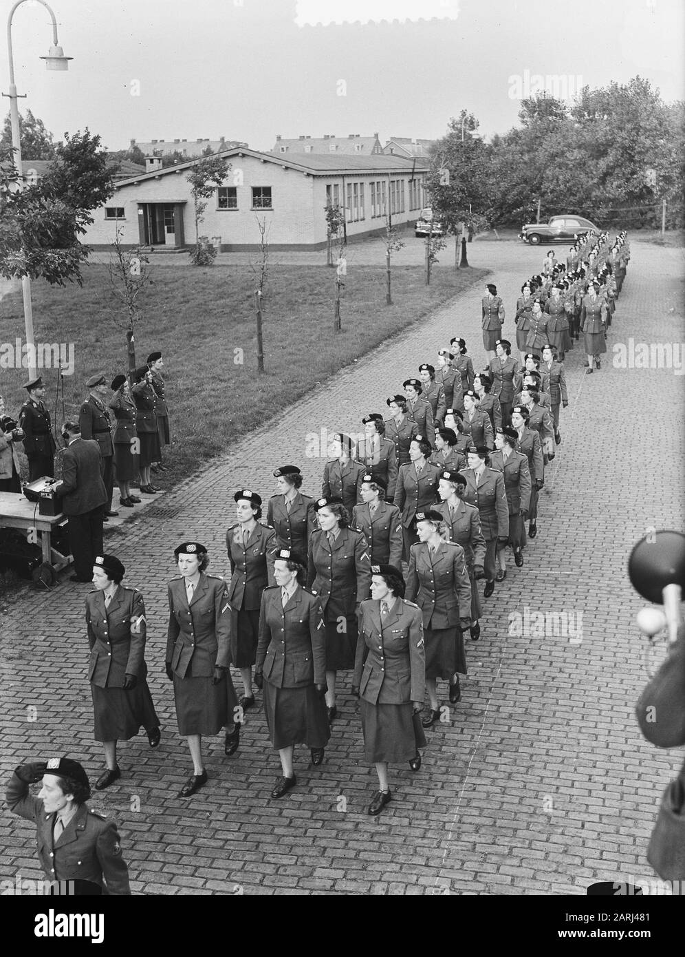 Im Julianakamp in Kijkduin wurde mej heute Nachmittag von Frau Smit-Dijserinck das Kommando über das Frauen-Hilfskorps übergeben. A. Halbesma. Parade nach Mitgliedern des Corps Datum: 25. September 1951 Ort: Den Haag, Kijkduin Schlüsselwörter: Kommandeure, Armee, Transfers, Frauen persönlicher Name: Halbesma, A., Smit-Dyserinck, C.E. Name der Einrichtung: VHK Stockfoto