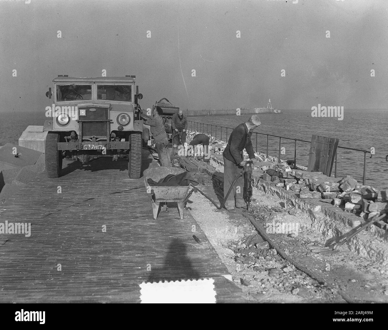 Arbeiten am Pier bei IJmuiden Datum: 10. Oktober 1951 Standort: IJmuiden Schlüsselwörter: Bauaktivitäten, Hydraulikanlagen Stockfoto