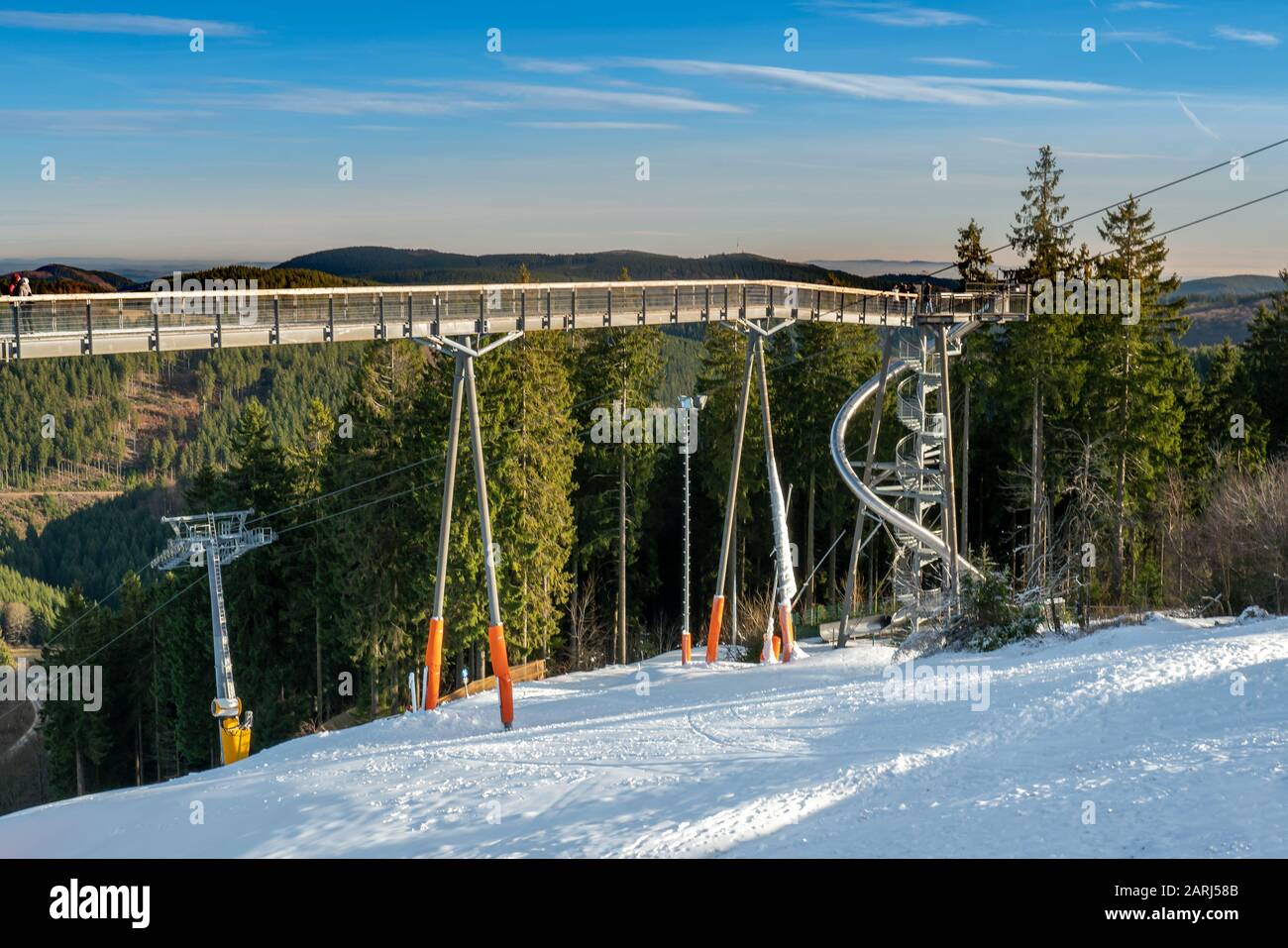 In Winterberg im Bereich "Kappe" befindet sich die Panoramabrücke für Fußgänger. Herrliche Aussicht auf schneebedeckte Pisten. Stockfoto