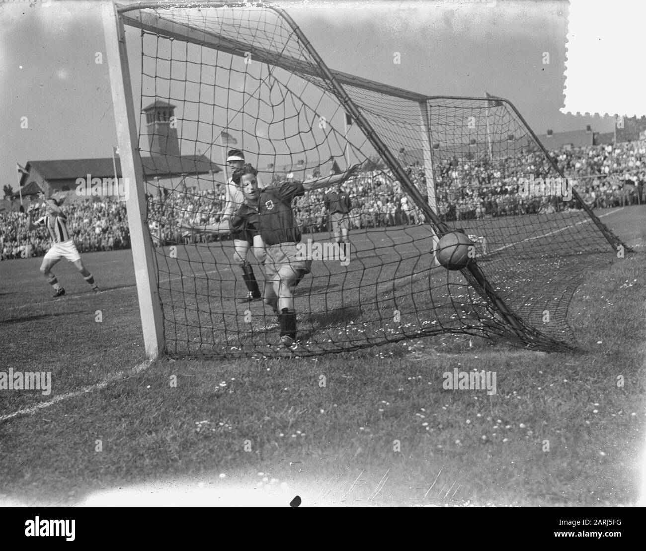 Fußball. Niederländische Meisterschaft. Haarlem-Willem II 2-3 Tor bis Willem II Datum: 18. Mai 1952 Ort: Haarlem Schlüsselwörter: Name der Fußballeinrichtung: Willem II Stockfoto