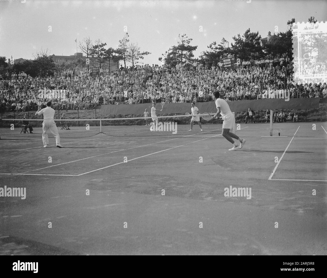 Wimbledon Tennis-Spiel in Noordwijk, Patty Drobny, van Ewal Savith Datum: 6. Juli 1952 Ort: Noordwijk Institutionname: Wimbledon Stockfoto