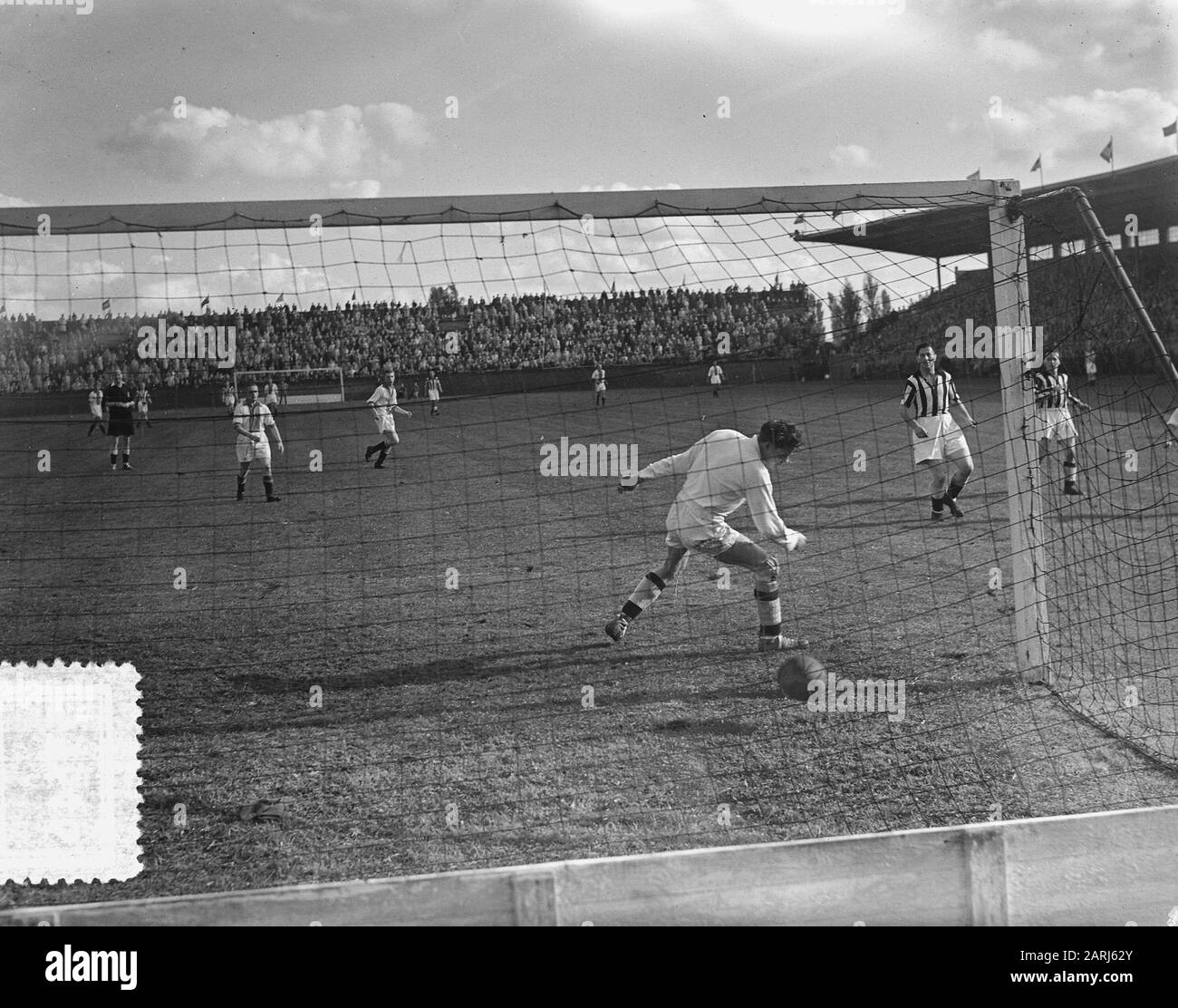 Fußball-Ajax gegen Herakles (1:0). Tor Ajax Datum: 27. September 1952 Ort: Amsterdam Schlagwörter: Tore, Sport, Fußball Institution Name: AJAX Stockfoto