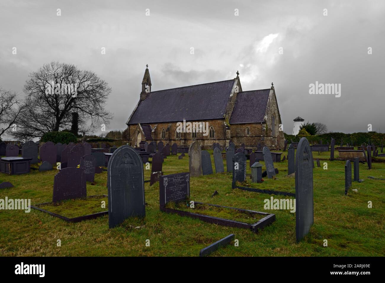 Die St Michael's Church, Gaerwen, Anglesey, ist eine im 19. Jahrhundert erbaute Kirche im Stil des Gothic Revival, die im Jahr 1848 erbaut wurde. Es ist wie etwas aus einem Harry Potter-Film. Stockfoto