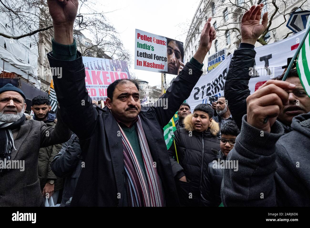 Kaschmiris und Sikhs protestieren am Republiktag 2020 außerhalb der indischen Hochkommission in London. Ein Anti-Indien-Protest, der der Welt von den diskriminierenden und rassistischen Verbrechen erzählt, die der indische Staat unter Modi gegen Muslime, Sikhs, Christen, Dalits usw. anpöbelt 26. Januar 2020 Stockfoto