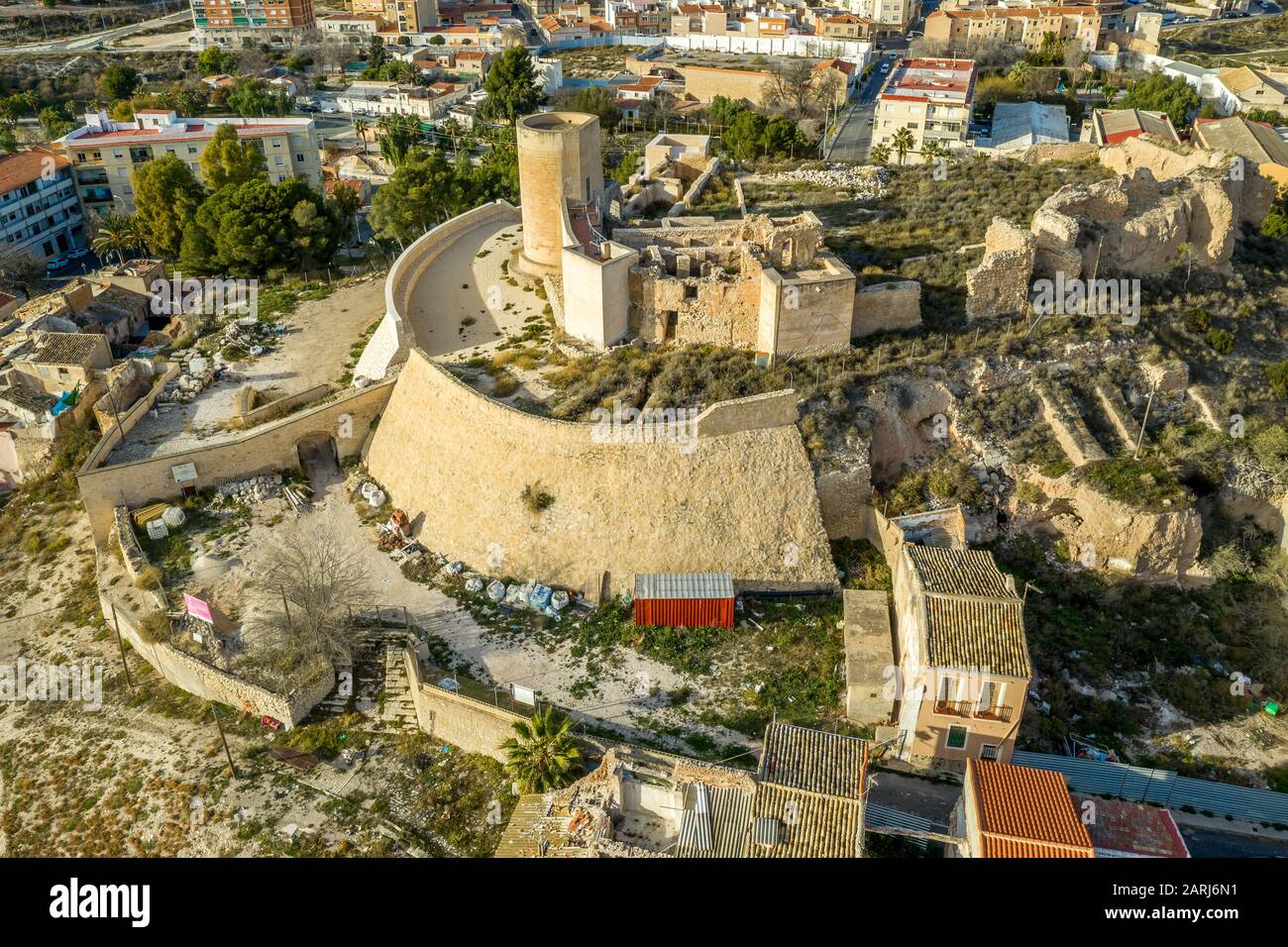 Luftpanorama über der mittelalterlichen Burg Elda mit teilweise restaurierten Mauern, Türmen und Tor aus weißem Kalkstein in Spanien Stockfoto