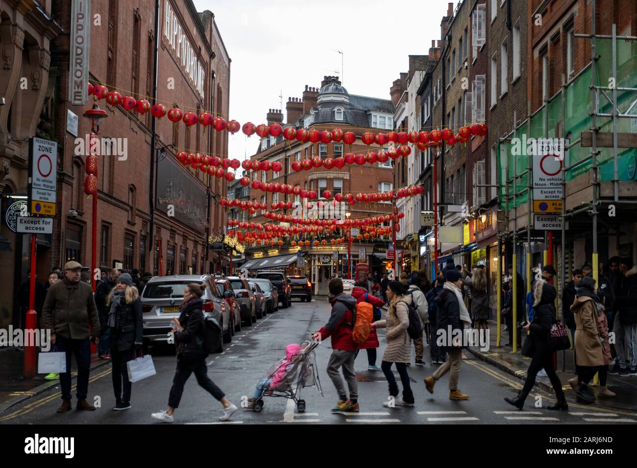 London/Großbritannien - 1. Dezember 2019: Menschen, die die Little Newport Street in Chinatown überqueren. Es enthält eine Reihe von chinesischen Restaurants, Bäckereien, Supermärkten und en Stockfoto