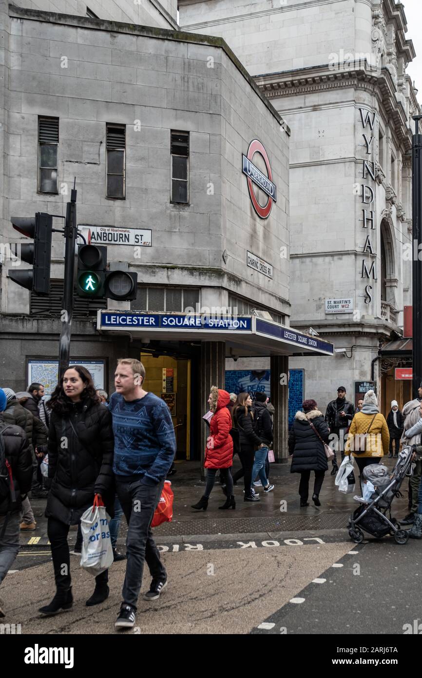 London/Großbritannien - 1. Dezember 2019: Menschen, die am Eingang der 1906 eröffneten U-Bahn-Station Leicester Square vorbeilaufen Stockfoto