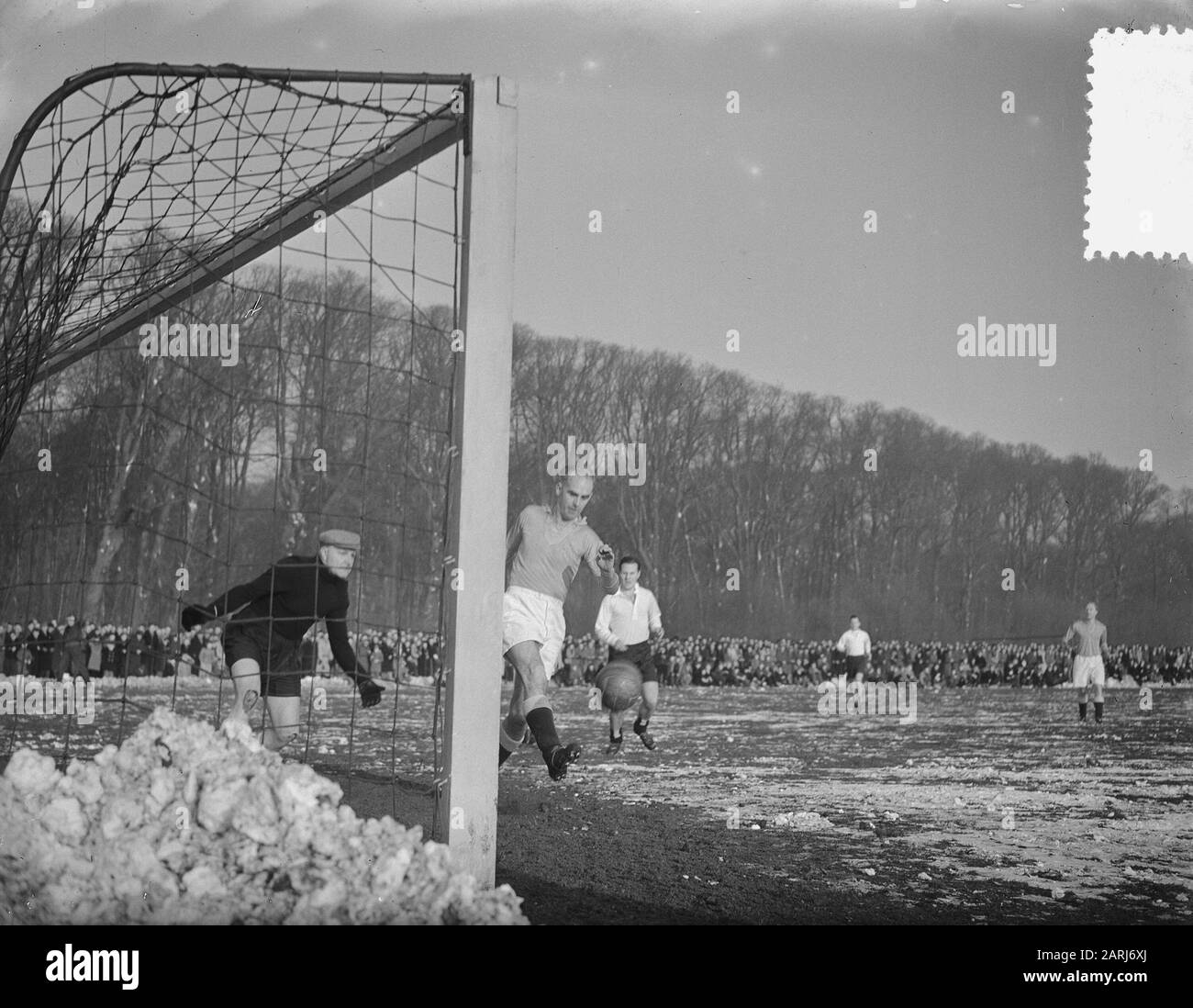 Fußball-HFC gegen Old Internationals. Spielmoment Datum: 1. Januar 1953 Schlagwörter: Alte Internationals, Sport, Fußball Stockfoto