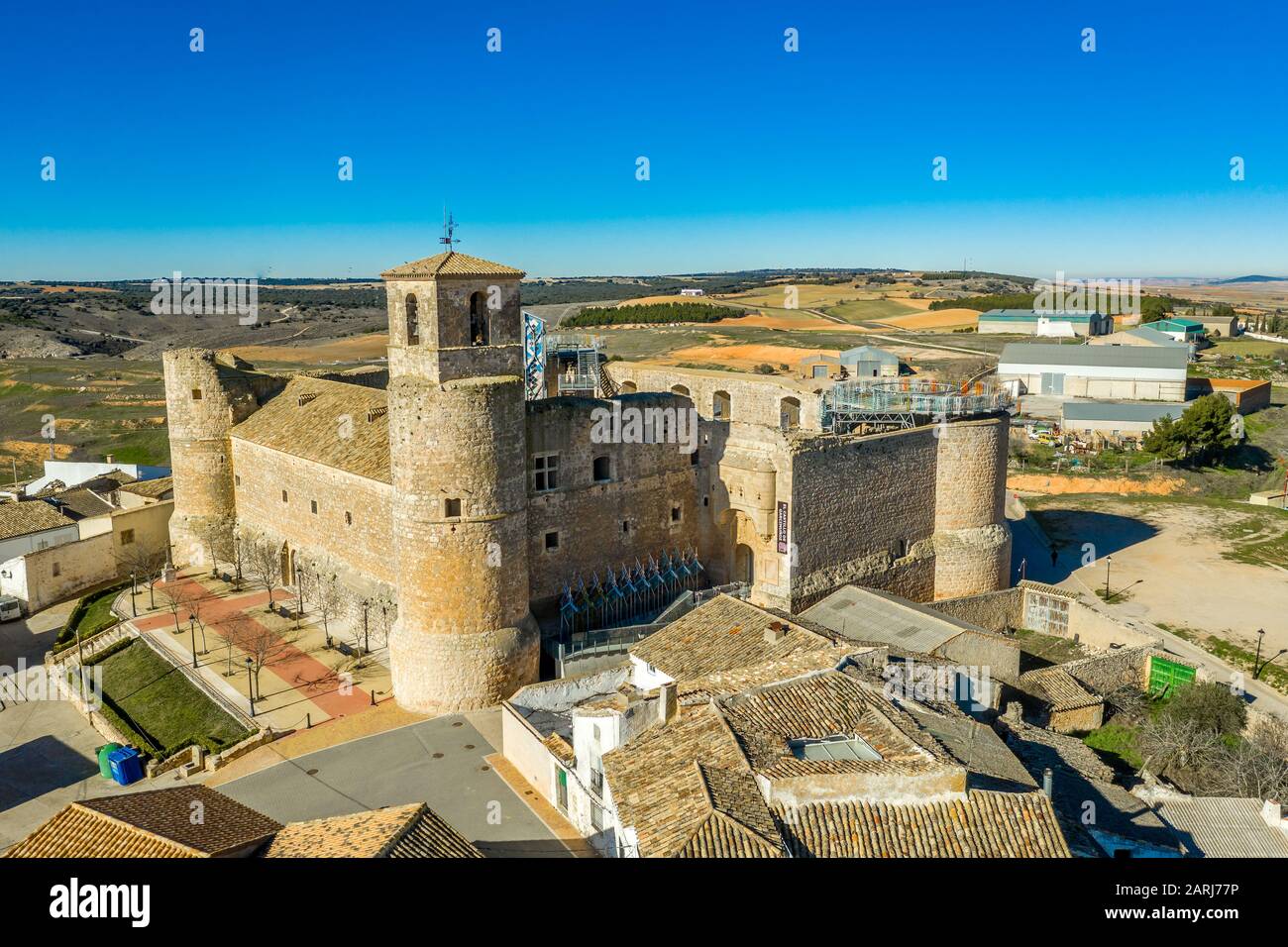 Luftaufnahme der mittelalterlichen Burgkirche Garcimunoz, wo die antike Architektur auf die Moderne Spaniens trifft Stockfoto