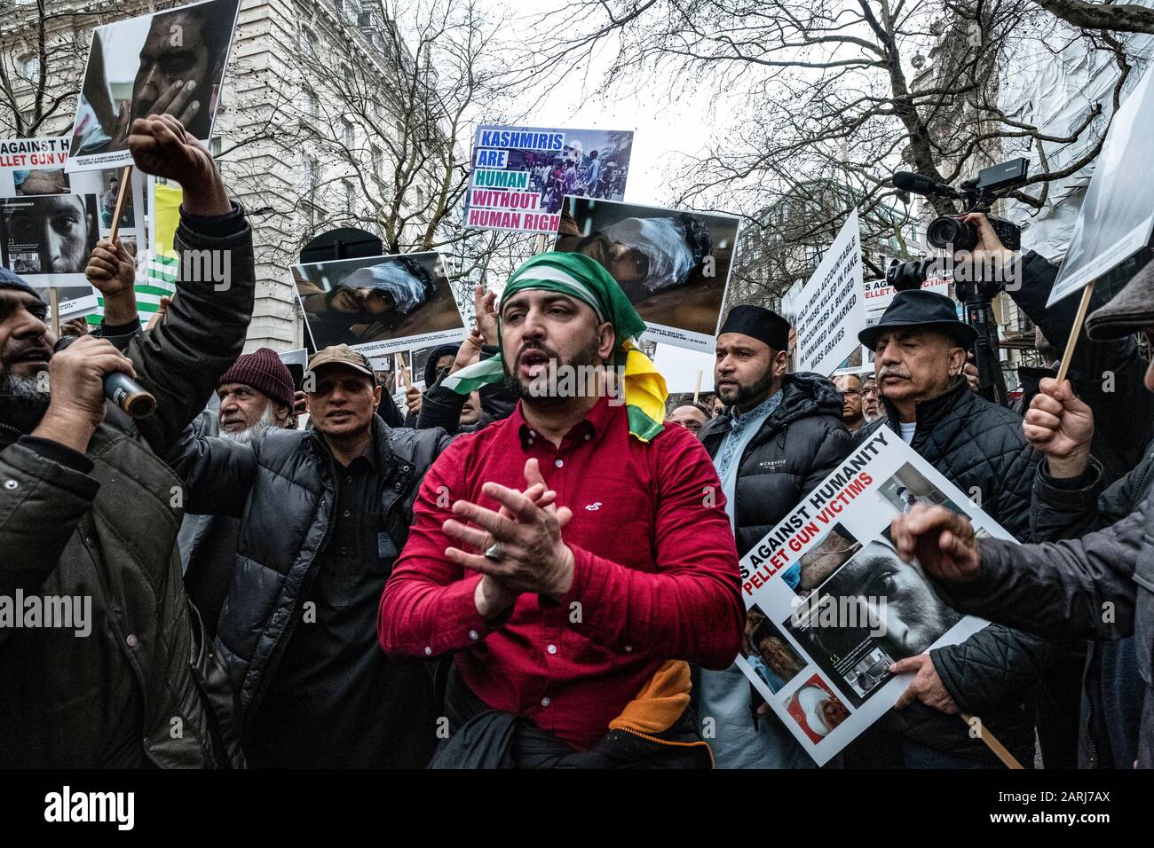 Kaschmiris und Sikhs protestieren am Republiktag 2020 außerhalb der indischen Hochkommission in London. Ein Anti-Indien-Protest, der der Welt von den diskriminierenden und rassistischen Verbrechen erzählt, die der indische Staat unter Modi gegen Muslime, Sikhs, Christen, Dalits usw. anpöbelt 26. Januar 2020 Stockfoto