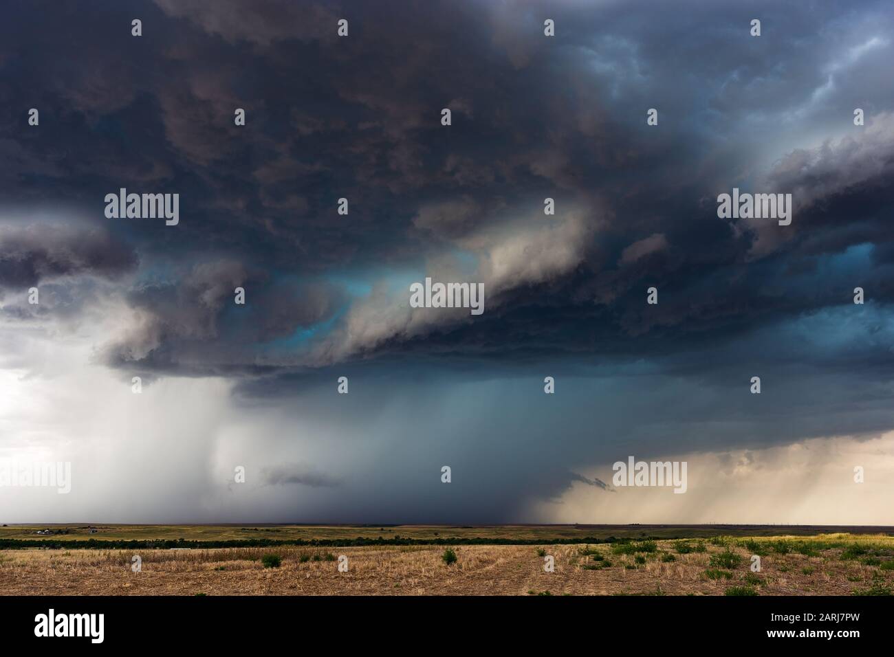 Dramatische Sturmwolken und ein leuchtender türkisfarbener Hagelkern führen zu einem schweren Gewitter in den Ebenen im Osten Colorados Stockfoto