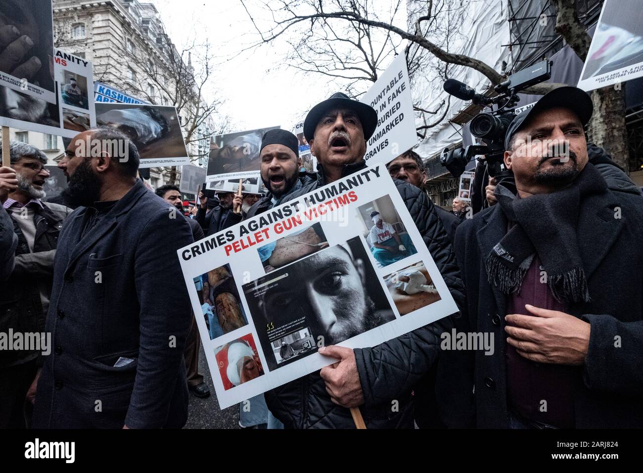 Kaschmiris und Sikhs protestieren am Republiktag 2020 außerhalb der indischen Hochkommission in London. Ein Anti-Indien-Protest, der der Welt von den diskriminierenden und rassistischen Verbrechen erzählt, die der indische Staat unter Modi gegen Muslime, Sikhs, Christen, Dalits usw. anpöbelt 26. Januar 2020 Stockfoto