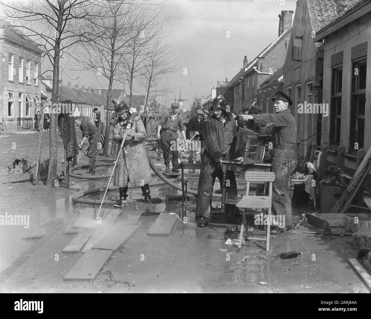 Goeree Overflakkee Haagse Feuerwehr am Arbeitsplatz Datum: 25. März 1953 Standort: Goeree-Overflakkee Schlüsselwörter: Feuerwehr Stockfoto