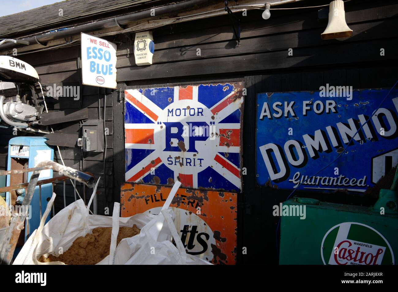 Vintage Automotive Retro Metal Signage Farbe Stockfoto