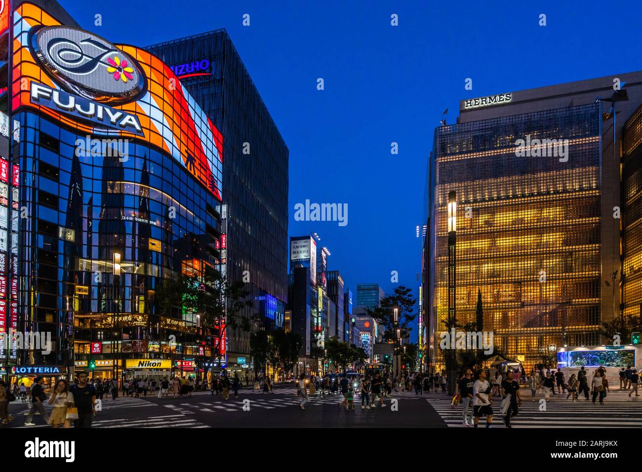 Blick auf die Nacht zum Übergang von Sukiyabashi in Ginza. Ginza gilt als eines der teuersten und luxuriösesten Einkaufsviertel der Welt, Tokio Stockfoto