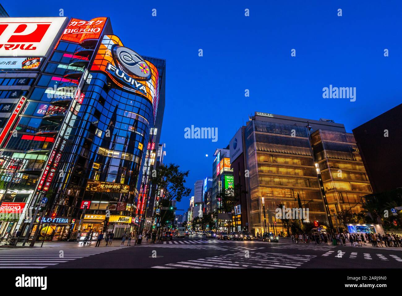 Nacht Weitwinkel Blick auf Sukiyabashi-Kreuzung in Ginza. Ginzia gilt als eines der teuersten und luxuriösesten Einkaufsviertel der Welt Stockfoto