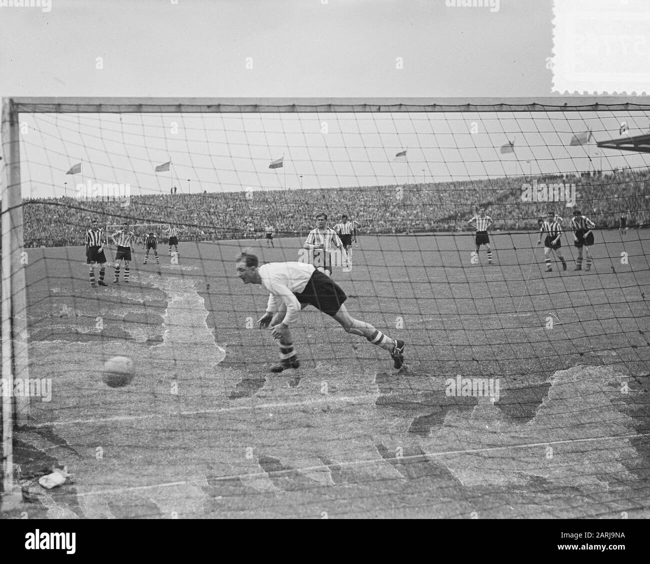 Fußball. Eindhoven gegen PSV 2-1. Spiel geschlossen Datum: 13. Juni 1953 Schlagwörter: Sport, Fußball Persönlicher Name: Eindhoven Institutionenname: PSV Stockfoto