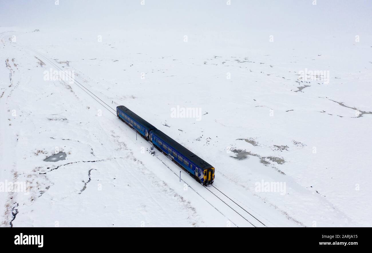 Corrour, Schottland, Großbritannien. Januar 2020. Ein Scotrail-Zug fährt bei Corrour auf dem itÕs-Weg von Mallaig nach Glasgow auf der West Highland Line durch starken Schnee. Der Bahnhof Corrour ist mit einer Höhe von 1338 Fuß über dem Meeresspiegel die höchste Eisenbahn Großbritanniens. Iain Masterton/Alamy Live News. Stockfoto