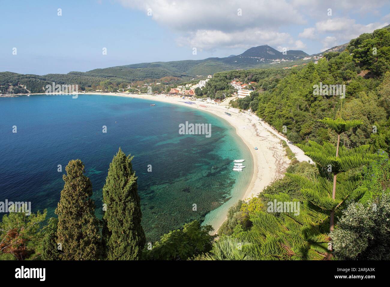 Von hoch über dem Valtos Beach auf dem Gehweg zur Parga Town betrachtet, macht die sichelförmige Form dieses Ionischen Meer-Resorts deutlich. Stockfoto