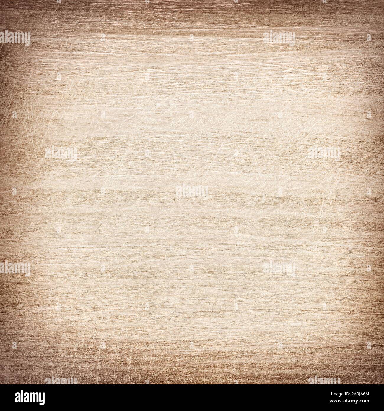 Leicht zerkratztes, quadratisches Holzschneidbrett. Holzstruktur Stockfoto