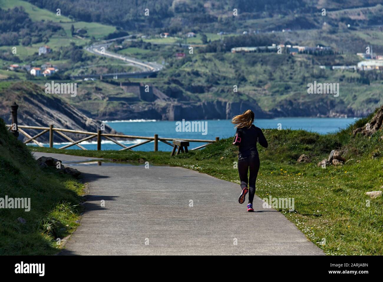 Frau, die in Spanien in der Natur läuft Stockfoto