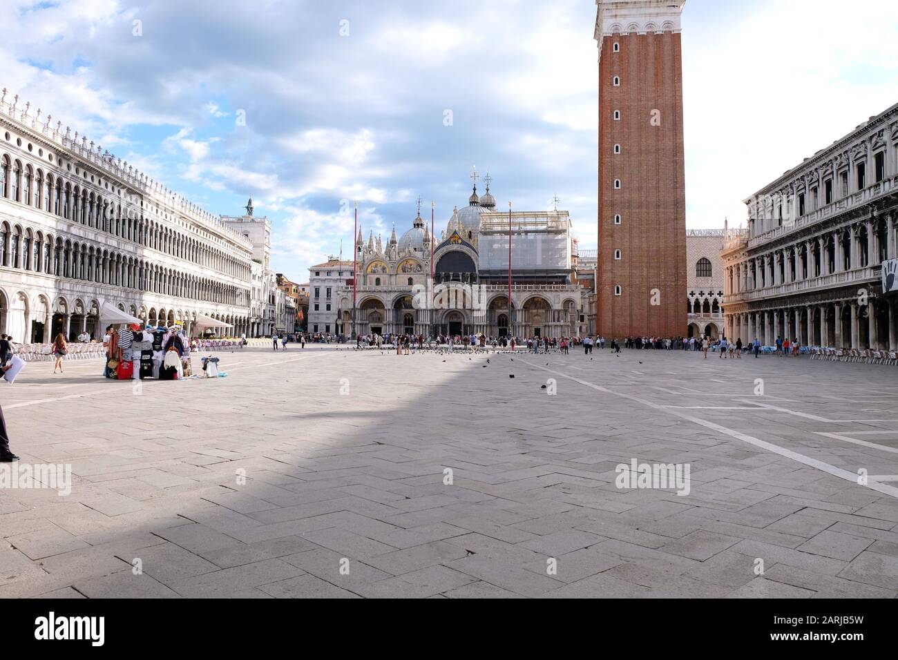 Venedig, Italien: Blick auf den Markusplatz (Piazza san Marco), die Turmbasilika San Marco und den Dogenpalast Stockfoto