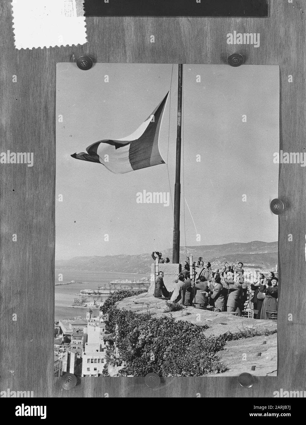 Trauriger Streit zwischen Italien und Jugoslawien, Flagge San Gusto Schloss Datum: 13. Oktober 1953 Schlüsselwörter: Burgen, Flaggen Personenname: San Gusto Stockfoto