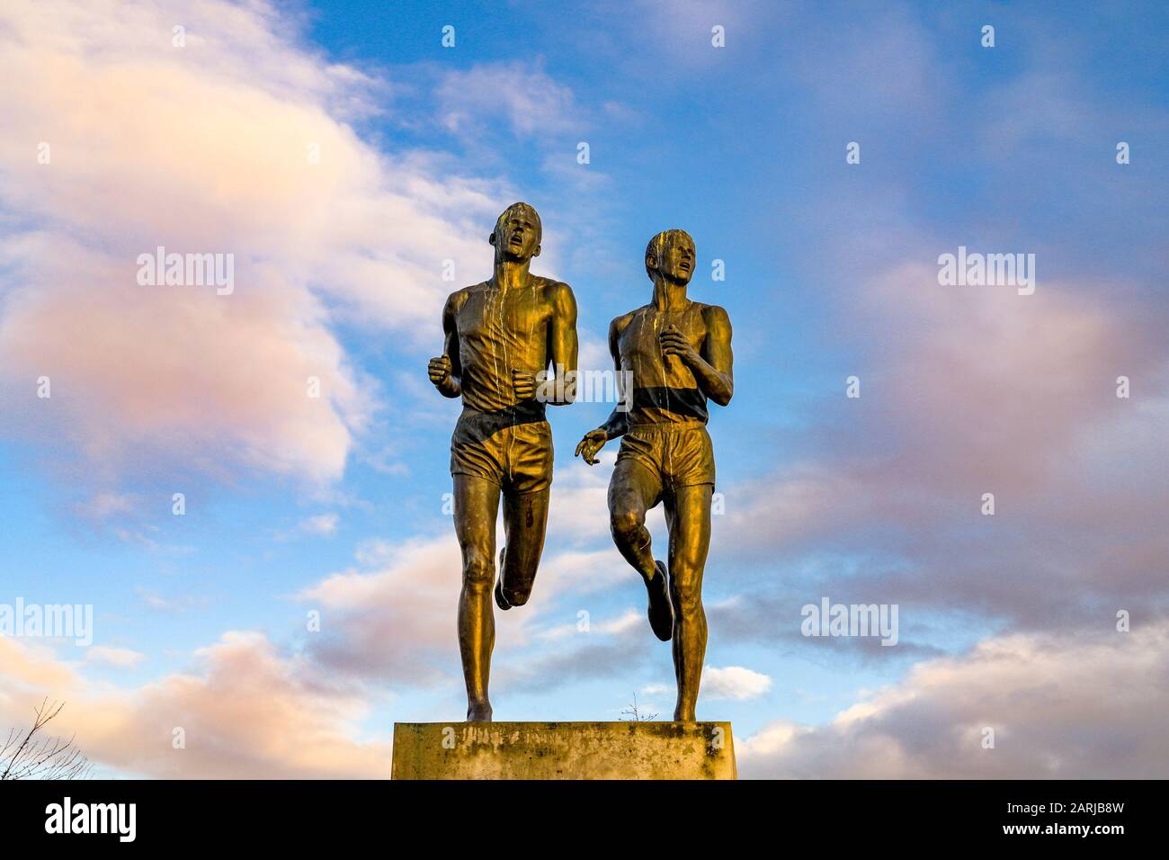 Miracle Mile Statue, Empire Field, Hastings Park, Vancouver, British Columbia, Kanada, weniger als vier Minuten lang Roger Bannister und John Landy Stockfoto