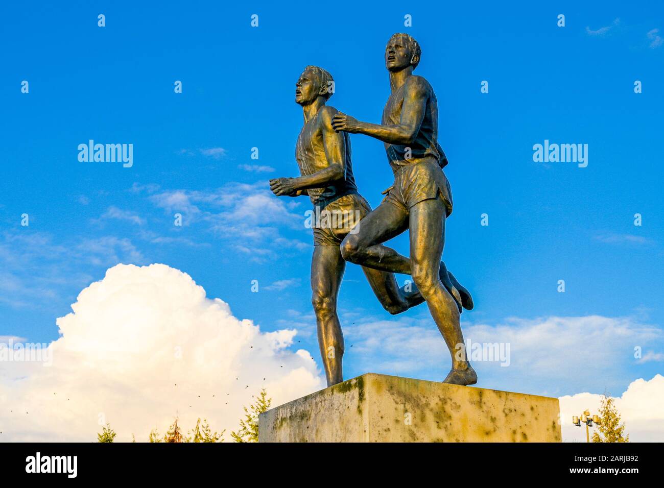 Miracle Mile Statue, Empire Field, Hastings Park, Vancouver, British Columbia, Kanada, weniger als vier Minuten lang Roger Bannister und John Landy Stockfoto