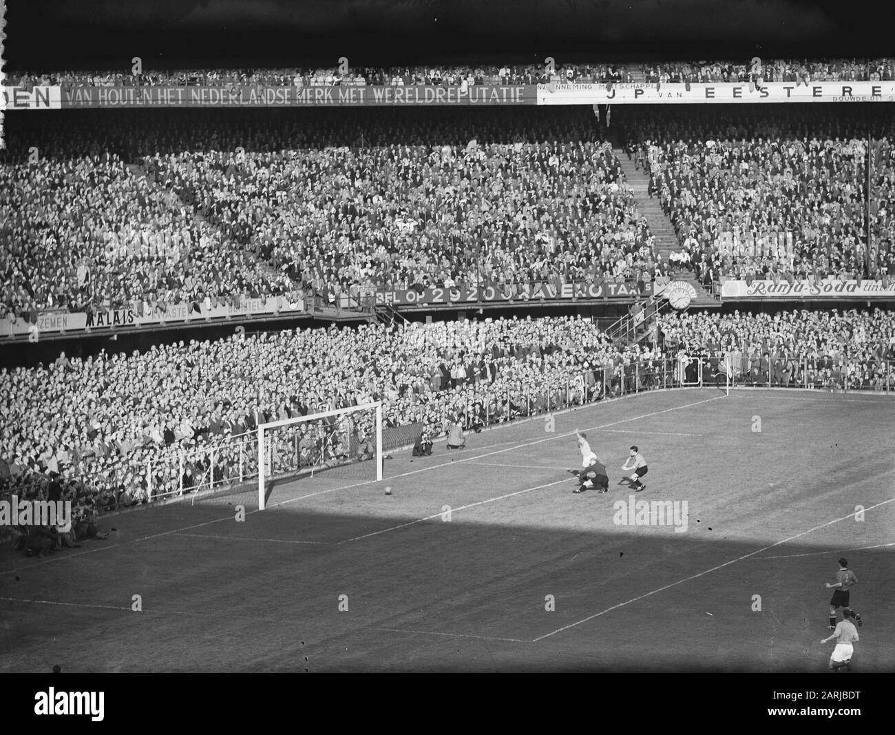 Fußball Niederlande gegen Belgien 1-0, Van Beurden punktet, GerNay und Van Brandt sind machtlos) Datum: 25. Oktober 1953 Ort: Rotterdam-Schlüsselwörter: Fußball Stockfoto