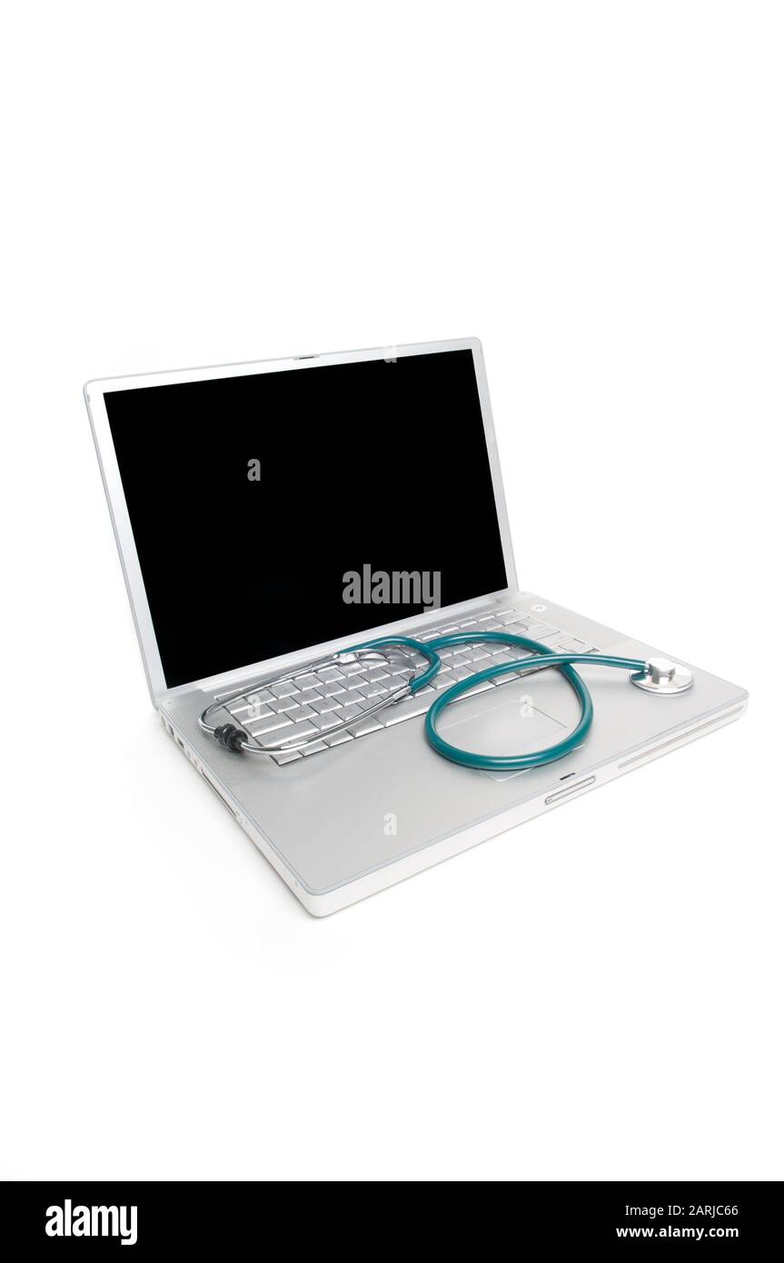 Laptop Stand mit leeren Bildschirm öffnen und Stethoskop auf der Tastatur liegen auf weißem Hintergrund Stockfoto