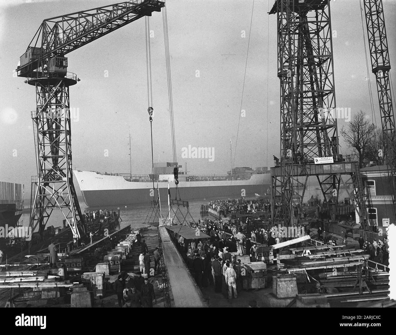 Tewaterlating Frau Pensa aan Jan Smit N. V., Alblasserdam Datum: 11. März 1954 Ort: Alblasserdam, Zuid-Holland Schlüsselwörter: Tewaterlatingen Personenname: Jan Smit N. V. Name Der Einrichtung: MS Pensa Stockfoto