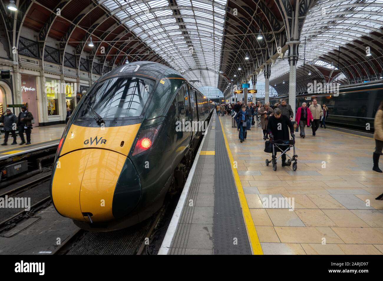 Passagiere, die den Intercity-Zug GWR am Bahnhof Paddington, London, aussteigen Stockfoto