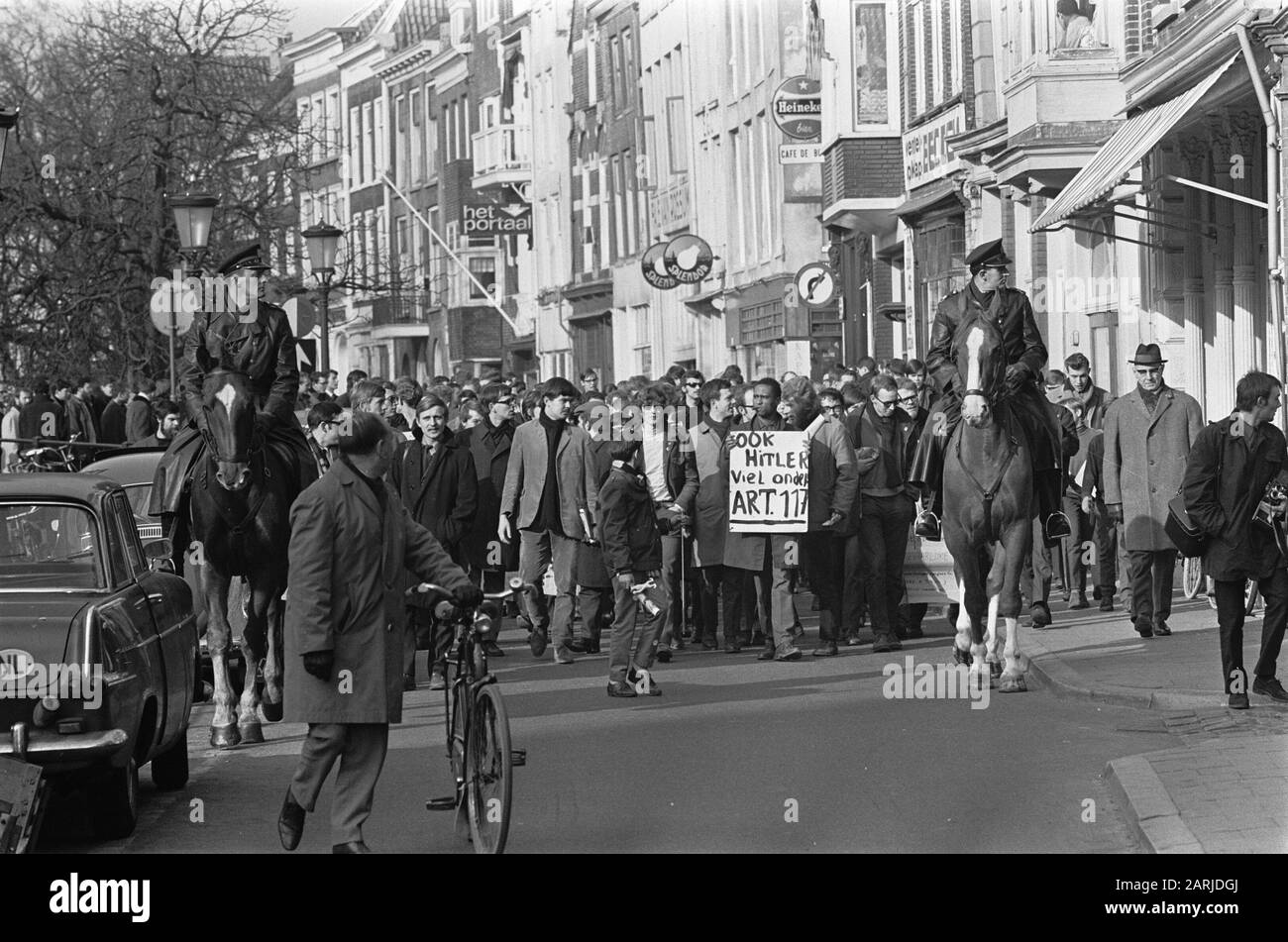 Utrechter. Demonstration gegen die Verfolgung von Personen in den Niederlanden, die öffentlich den Slogan Johnson-Mörder verwendeten: Die Demonstration begleitet von geritten Polizisten Datum: 2. März 1968 Ort: Utrechter (Stadt) Schlüsselwörter: Aktionen, Antiamerikanismus, Demonstrationen, Morde, Kriege, Pferde, Polizei, Präsidenten, Justiz, Staatsoberhäupter, Friedensbewegung persönlicher Name: Johnson, Lyndon B. Stockfoto