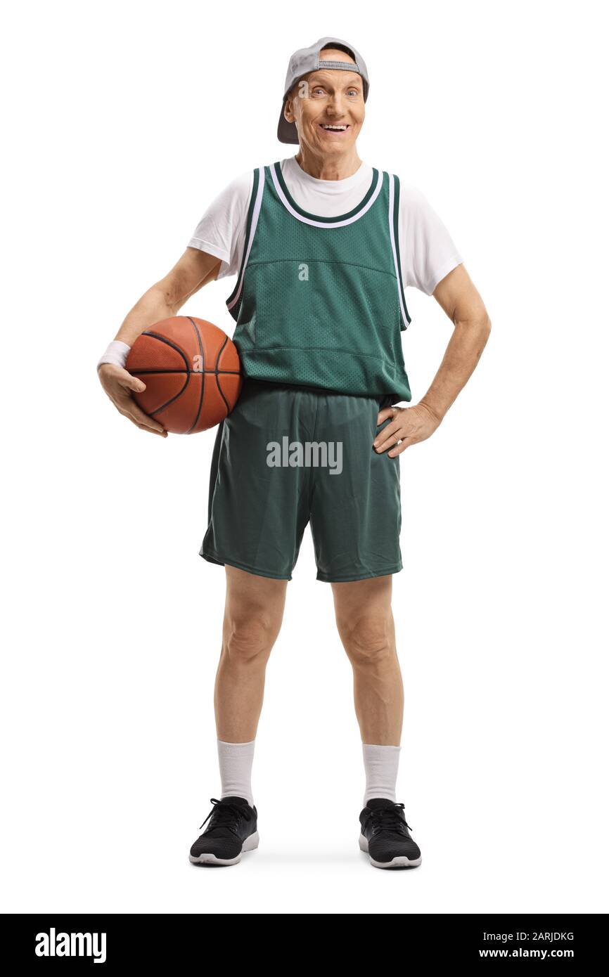 Porträt eines älteren Mannes in voller Länge mit einem Basketball, der auf weißem Hintergrund isoliert ist Stockfoto