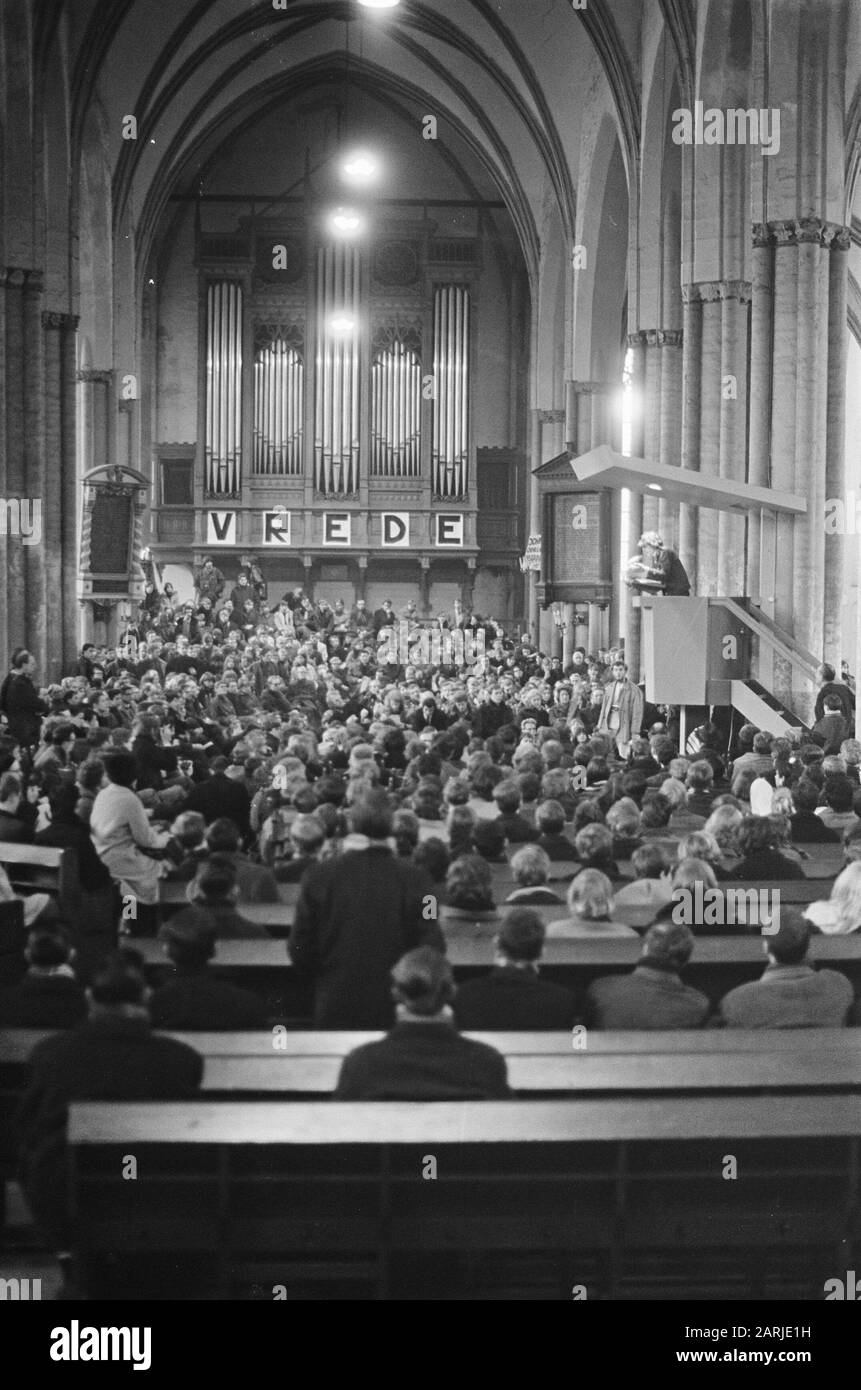 Utrechter. Demonstration gegen die Verfolgung von Personen in den Niederlanden, die öffentlich den Slogan Johnson-Mörder verwendeten: Prof. dr. J. de Graaf hält in der Utrechtse Buurkerk eine Rede, nach der Demonstration Anmerkung: Auf dem Sarg der neugotischen Orgel wird das Wort VRECE angewendet Datum: 2. März 1968 Ort: Utrechter (Stadt) Schlüsselwörter: Aktionen, Antiamerikanismus, Architektur, Demonstrationen, Innenräume, Kirchenbauten, Kirchtürme, Morde, Neogotik, Kriege, Organe, Säulen, Kanzeln, Präsidenten, Öffentlichkeit, Justiz, Staatsoberhäupter, Person der Friedensbewegung: Count, J. de, Johnson, Lyndon B. Stockfoto
