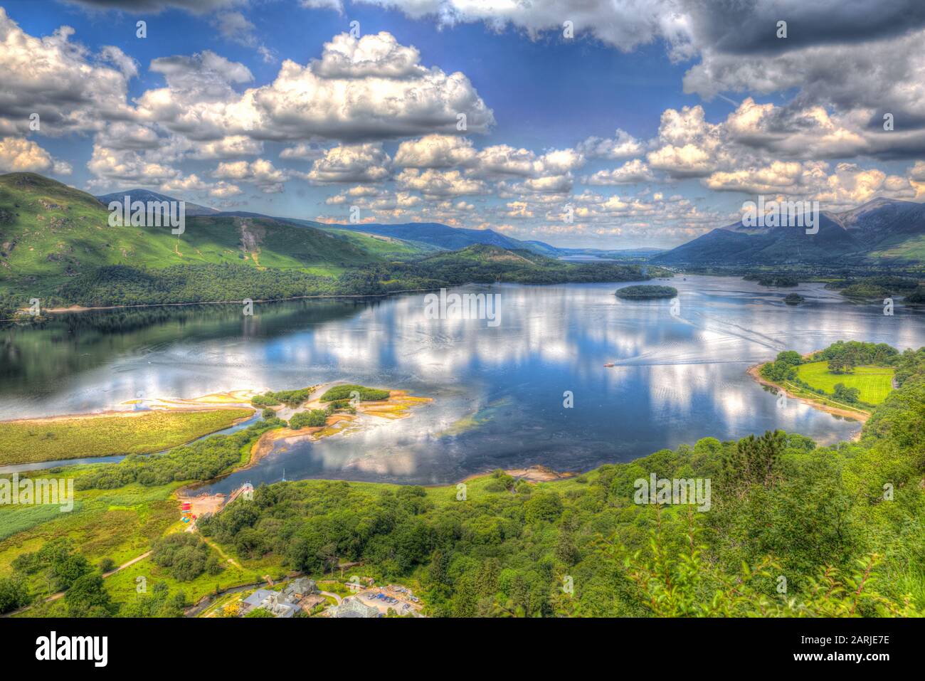 Derwent Water Lake District National Park England UK schöner ruhiger sonniger Tag mit Reflexionen und Wolken in HDR Stockfoto