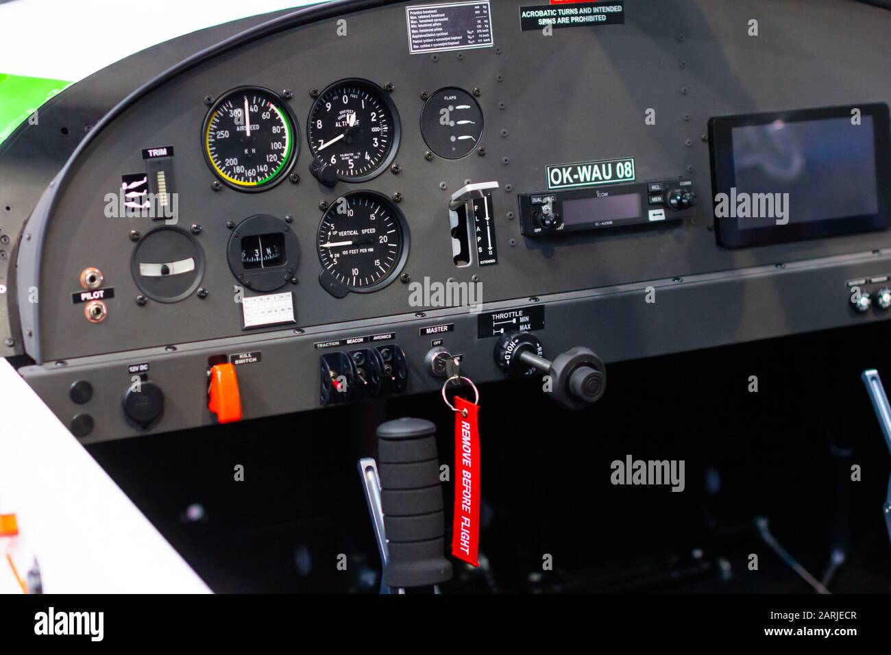 Cockpit eines kleinen Elektroflugzeugs ok-wau 08, Prag, Tschechien, November 2019 Stockfoto