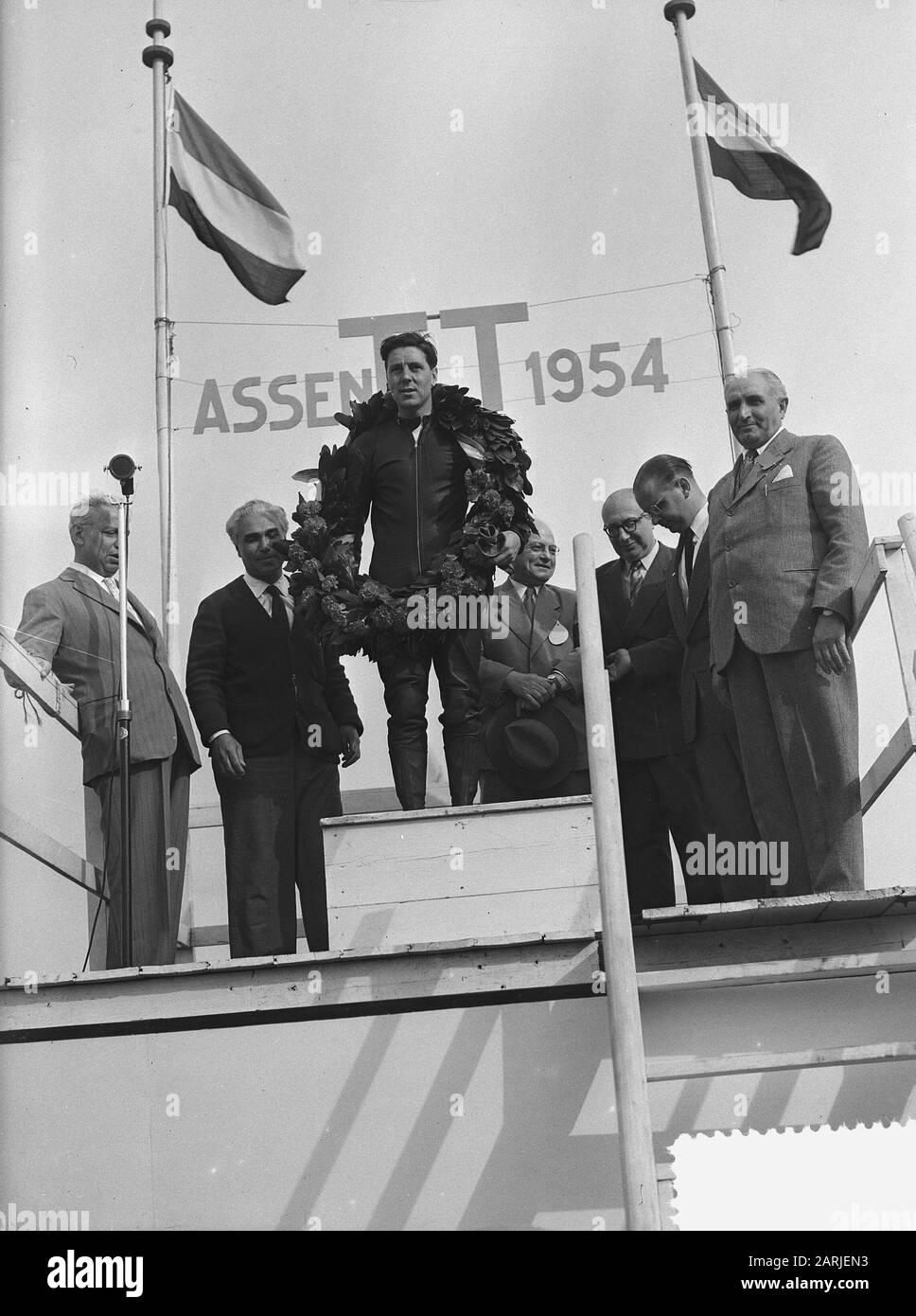 TT-Rennen Assen, Werner Haas auf der Bühne Datum: 10. Juli 1954 Schlagwörter: Podien Personalname: Haas, Werner Stockfoto