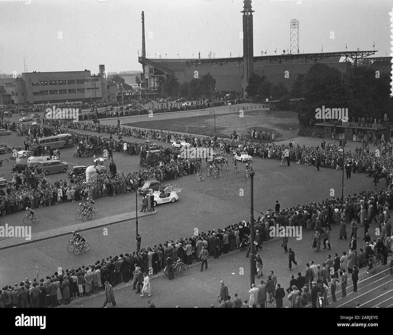 Tour de France, Abfahrt von Amsterdam, der Tour-Caravan verlässt das Stadion Datum: 8. Juli 1954 Ort: Amsterdam, Noord-Holland Schlüsselwörter: Sport, Radfahr-Institution Name: Tour de France Stockfoto