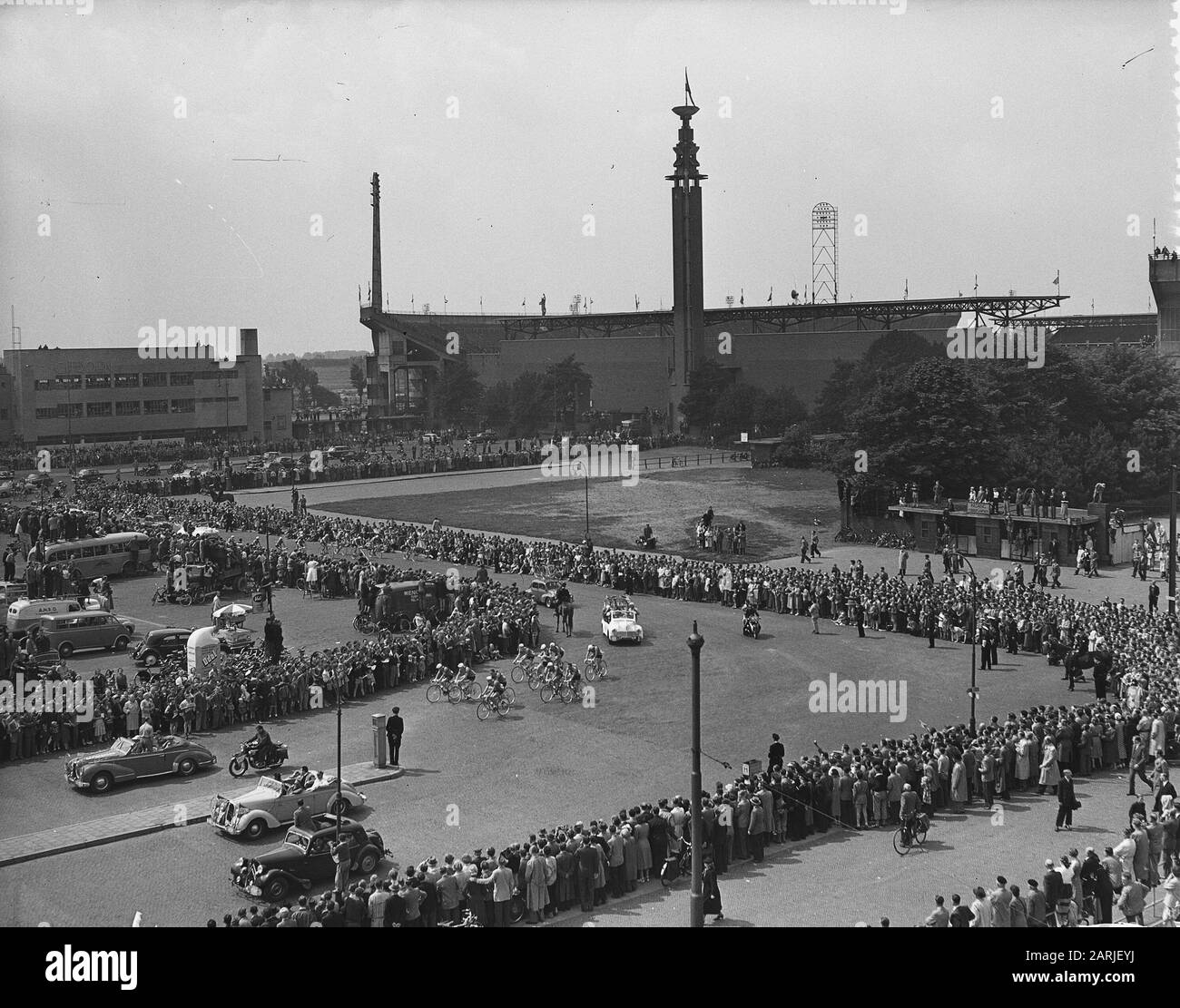 Tour de France, Abfahrt von Amsterdam, der Tour-Caravan verlässt das Stadion Datum: 8. Juli 1954 Ort: Amsterdam, Noord-Holland Schlüsselwörter: Sport, Radfahr-Institution Name: Tour de France Stockfoto