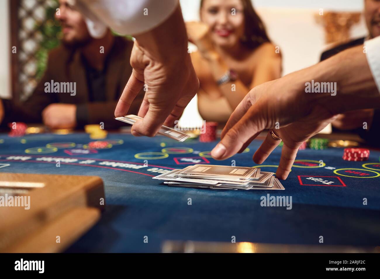 Croupier Poker Karten hält in seinen Händen an einem Tisch in einem Casino. Stockfoto