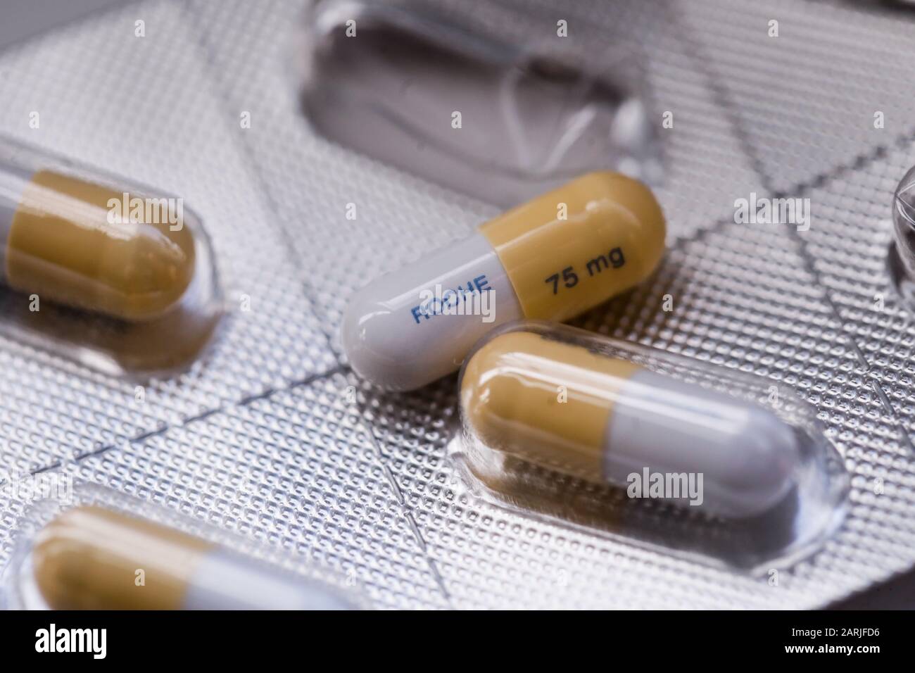 Bukarest, Rumänien - 27. Januar 2020: Nahaufnahme mit einer Tamiflu-Kapsel (Oseltamivir) auf einer Blisterpackung, einem antiviralen Medikament, das die blockiert Stockfoto