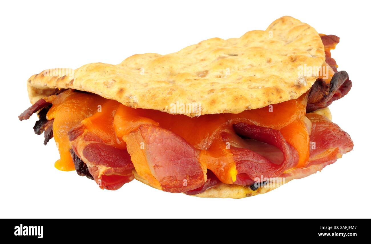 Käse- und Speck-Sandwich auf weißem Hintergrund isoliert Stockfoto