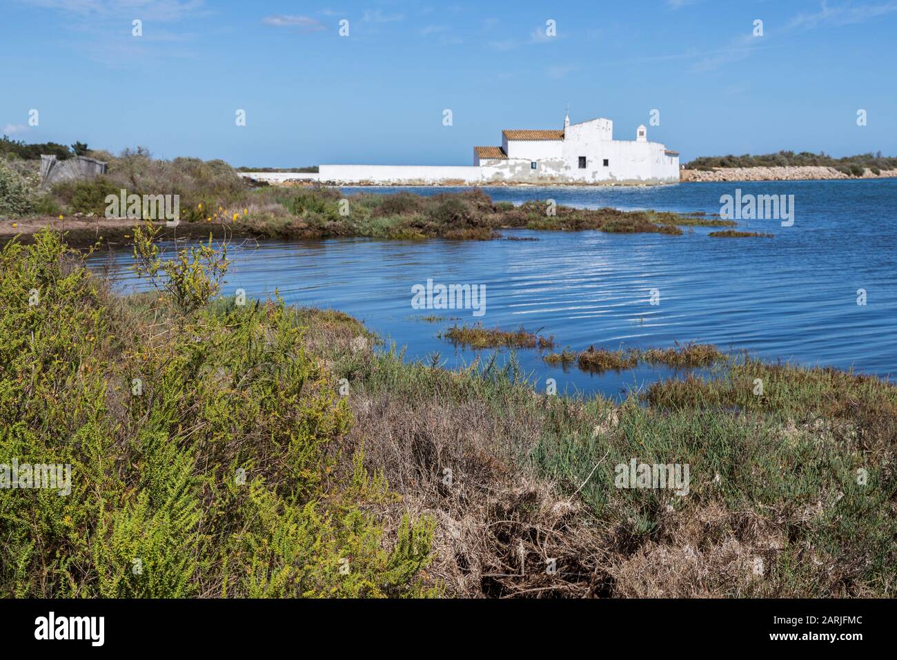 Gezeitenmühle, Moinho de Stute, Gezeitenmühle, Quinta de Marim, Naturpark Ria Formosa, Algarve, Portugal Stockfoto