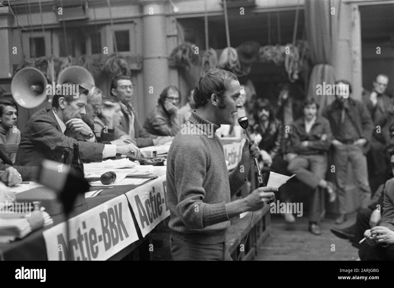 Tagung des Berufsverbands Bildender Künstler in Frascati Amsterdam. Ausgabe 13 Überblick, Nummern 11.12 E. Vijlbrief bis zum Wortdatum: 1. November 1969 Ort: Amsterdam, Noord-Holland Schlüsselwörter: Künstler, Tagungen persönlicher Name: E. Vijlbrief Institutionenname: Frascati Stockfoto