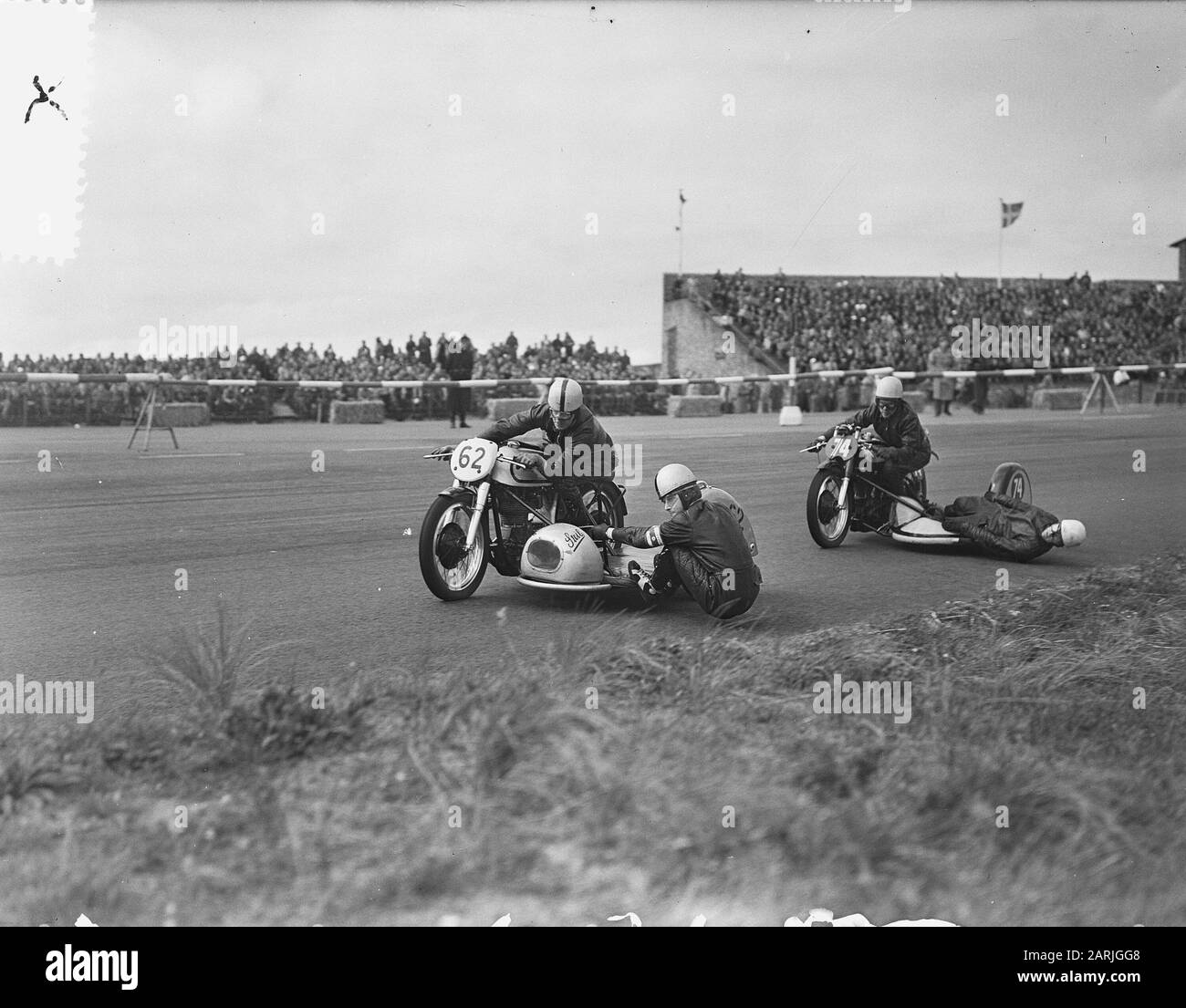 Internationale Motorrad- und Beiwagenrennen Zandvoort, H. Seman (Nr. 62 Gewinner) Datum: 22. Mai 1955 Ort: Noord-Holland, Zandvoort Schlüsselwörter: Motorräder, Gewinner, ZIZSPORRACES Personenname: H. Seman Stockfoto